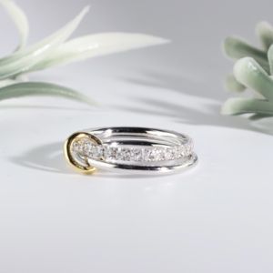 Bague de fiançailles et de mariage en or blanc avec diamants de laboratoire entrelacés, double bande pavée, style boucle éternité, bijoux fins modernes - Product Image 1