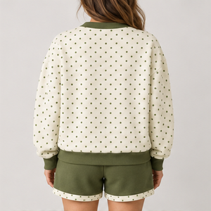 Conjunto de 2 Piezas para Mujer, Color Crema, Cuello Redondo con Puntos Invertidos, Shorts, Ropa Deportiva Casual Personalizada - Product Image 2