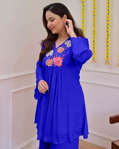 La temporada festiva requiere atuendos que brillen con la misma luminosidad que las celebraciones. Con este conjunto festivo de georgette puro, ¡estás listo para la fiesta! - Product Image 2