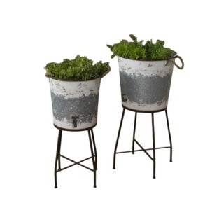 Juego de 3 Macetas de Metal Galvanizado con Soportes de Hierro Negro, Acabado Desgastado, Decoración Moderna para Jardín de Estilo Rústico al Mejor Precio - Product Image 2