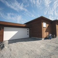 Porte de garage en acier PU sandwich polymère coupe-vent au design minimaliste avec taille personnalisée pour villas de luxe