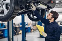 Plataforma de servicio automotriz para el mantenimiento de vehículos, reparaciones, reservas, mecánica, pagos, historial de servicio y gestión administrativa.