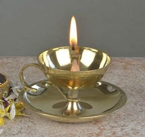 Lampe à huile en laiton de qualité supérieure avec motif décoratif au dos, support multi-mèches pour Diya, idéal pour la Puja religieuse, la décoration des temples et les occasions festives - Product Image 2