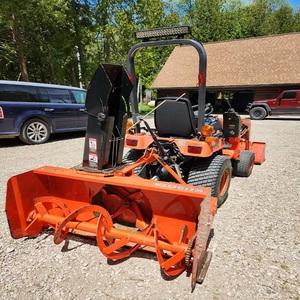 Tracteur Kubota haut de gamme avec souffleuse à neige, puissante machine de déneigement pour allées, routes et zones enneigées - Product Image 6