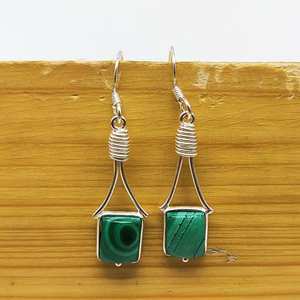 Pendiente de plata de diseñador con bisel de piedras preciosas de malaquita Natural, pendiente de plata de peso ligero hermoso de plata 925 al por mayor - Product Image 3