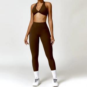 Ensemble de sport sans couture personnalisé pour femmes, soutien-gorge de sport dos nageur et leggings de compression, tenue de fitness marron terre - Product Image 1