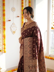 AARA Fashion Sari de Seda Banarasi Color Granate con Borde Zari, Diseño Floral Buta, Pallu Pesado, Hecho a Mano, para Boda, Blusa de Manga Corta - Product Image 2