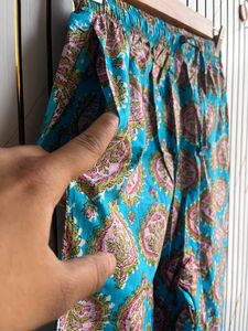 Conjunto de Pijama Vintage para Mujer en Color Verde Azulado con Estampado Paisley, Top de Manga Larga con Cuello de Solapa y Pantalones con Ribete en Contraste, Ropa de Dormir con Estampado Verde Azulado - Product Image 3