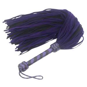 Flogger en cuir de vachette véritable avec poignée élégante et cordes coupées uniformément - Product Image 1