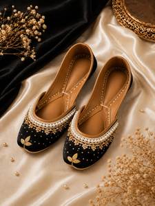 Low MOQ Prices Latest Designs Women Khussa Flat Sandals Slip-On Rhinestones Breathable Anti-Slip Indian Punjabi Chappal <b>Shoes</b> - Product Image 1