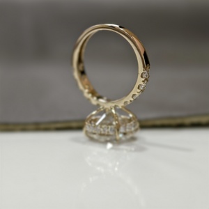 Anillo de compromiso y boda de lujo para mujer con diamante cultivado en laboratorio certificado IGI de 5 CT, corte redondo, engaste de garra, halo oculto y banda pavé - Product Image 4