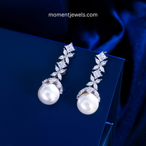 Pendientes elegantes con forma de pétalo de flor para mujer, chapados en plata, imitación de perla, corte princesa, circonita, estilo clásico, joyería de boda - Product Image 1