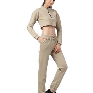 Ensemble de survêtement pour femme avec sweat à capuche court personnalisé à demi-zip et pantalon de jogging coupe ajustée - Product Image 2