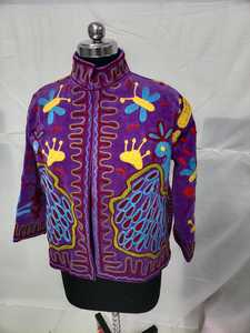 Chaqueta CHOHAN TEXTILE de terciopelo bordado morado con cuello mandarín, manga larga, diseño étnico folclórico de arte popular de la India, estilo Rajasthan. - Product Image 4