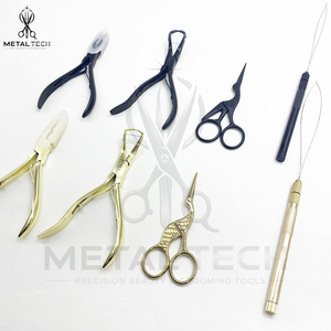 Kit d'outils professionnel pour extensions capillaires avec double étui, comprenant des pinces à micro-anneaux plaquées or et noir, des ciseaux à bec de cygne et des aiguilles à boucle, pour la vente en gros - Product Image 6