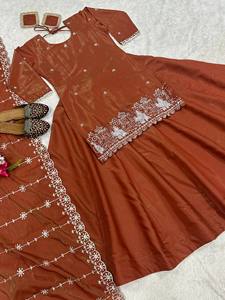 ชุดเลเฮนกา-โชลีสำเร็จรูปดีไซน์พรีเมียม ผ้าไหมซิมเมอร์หรูหรา พร้อมงานปักประณีต พร้อมผ้าคลุมไหล่ - Product Image 6