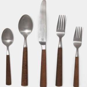 Juego de cubiertos de acero inoxidable resistente al óxido, fabricado por OEM, con mango de madera, tenedor, cuchillo y cuchara para uso diario en la comedor. - Product Image 4