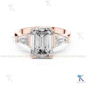 Anillo de Compromiso de Diamante CVD Cultivado en Laboratorio con 3 Piedras, Corte Esmeralda y Baguette, Oro Sólido - Product Image 6