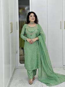 Ensemble Kurta, pantalon et dupatta en soie brodée rose, extensible, style indien pakistanais, tenue traditionnelle pour femmes, pour mariage et fêtes - Product Image 5