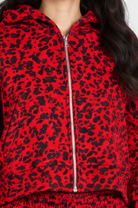 Conjunto de dos piezas para mujer al por mayor con estampado de leopardo rojo, sudadera con capucha y cremallera, y pantalones de cintura alta de pierna ancha para deporte y uso casual. - Product Image 5