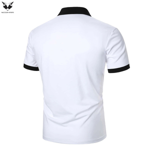 เสื้อโปโลคลาสสิคยอดนิยมสำหรับผู้ชาย ผ้าฝ้าย 100% ทรงเข้ารูป แขนสั้น รับผลิตแบบ OEM ดีไซน์ล่าสุด เสื้อโปโลสตรีทแวร์สำหรับผู้ชาย - Product Image 2