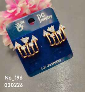 Boucles d'oreilles clous tendance en acier inoxydable plaqué or avec zircone cubique pour femme, design géométrique, idéales pour les soirées, fournisseur direct - Product Image 5