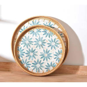 Plateau de service rond en rotin artisanal avec incrustation de nacre, rustique, multifonctionnel, pour la salle à manger, les réceptions et la décoration intérieure - Product Image 1
