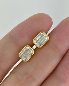Pendientes de Moissanita con Corte Esmeralda y Engaste de Bisel, Oro Amarillo de 14K, Forma Rectangular Clásica, Regalo de Aniversario para Ella, Joyería Personalizada - Product Image 1