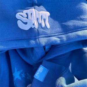 Sudadera con capucha de streetwear personalizada para hombre, con logo estampado en relieve, corte cropped, peso pesado 500 g/m², sin cordones, bajo sin rematar y estampado en relieve. - Product Image 3