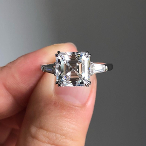 Bague de fiançailles en or blanc 10K pour femme, sertie d'un moissanite taille Asscher et de pierres baguette taille affûtée sur les côtés, à double griffe - Product Image 1