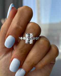 Bague Solitaire Halo Éternité en Moissanite Taille Radiant pour Femme, en Argent 925 Original, Idéale pour Mariage, Promesse ou Cadeau de Mariée - Product Image 1