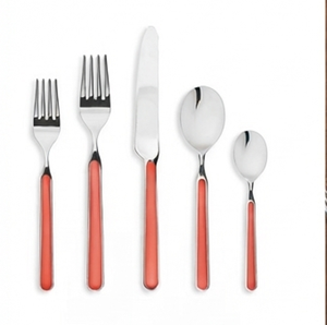 Ensemble de couverts modernes avec manches en plastique rouge et têtes argentées, compatibles lave-vaisselle, pour usage quotidien et réceptions. - Product Image 1