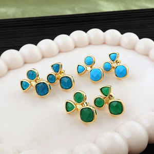 Pendientes de tuerca geométricos con incrustaciones de ónix verde multicolor vintage para mujer, chapados en oro de 18k, de latón macizo, ideales para fiestas y cócteles. - Product Image 3