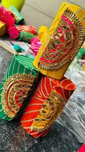 Caja de joyería de lujo hecha a mano por un diseñador, caja cuadrada bordada con diseño de diamantes dorados, ideal para regalo de novia. - Product Image 5