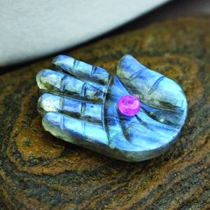 Pendentif en pierre précieuse naturelle de labradorite noire éclatante sculptée en forme de main de Hamsa, perles de cristal de 25 mm pour la fabrication de bijoux - Product Image 1