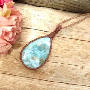 Collier en macramé fait main avec cordon marron et pendentif goutte d'eau en larimar, style bohème, réglable, bijoux de guérison, vente en gros - Product Image 1