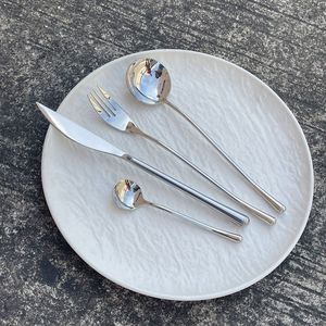 Juego de cubiertos de metal de lujo diseñado para grandes ocasiones con textura pulida y excelente resistencia - Product Image 3