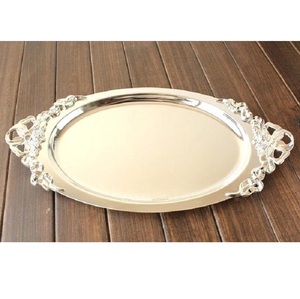 Bandeja Decorativa Rectangular Chapada en Oro con Patrón Floral Grabado y Asas, Diseño Tradicional - Product Image 3