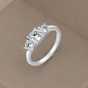 Anillo de compromiso y promesa de plata 925 con baño de rodio, diseño clásico y moderno, con tres diamantes de moissanita, ideal para bodas, aniversarios y fiestas. - Product Image 6