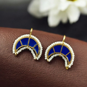 Boucles d'oreilles de luxe en émail bleu en forme de croissant avec bordure perlée, plaquées or, faites à la main, bijoux ethniques tendance - Product Image 4