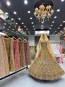 ชุดเลเฮนกาโชลีผ้าไหมสีทอง พร้อมงานปักและผ้าคลุมศีรษะ ชุดแต่งงานแบบดั้งเดิมของอินเดียและปากีสถาน ความยาวระดับพื้น ทรงหลวมสำหรับผู้หญิง - Product Image 4