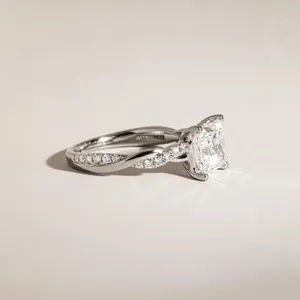 Anillo de compromiso de oro blanco macizo con corte princesa, anillo solitario de diamante con diseño de vid retorcida, banda infinita de oro blanco, anillo nupcial delicado - Product Image 3