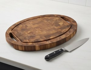 Planche à découper élégante en bois massif à grain ovale avec deux poignées et rainure pour les jus - Product Image 3