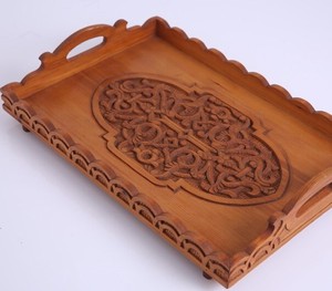 Plateau en bois sculpté à la main, rectangulaire, design traditionnel, motif abstrait, plateau décoratif, fonction poignée, artisanat en bois - Product Image 1