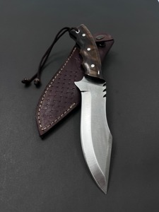 Couteau de chasse et de survie Bowie à lame fixe, fait main, en acier Damas, à pointe clip, à bord biseauté, avec manche en bois et en acier - Product Image 1