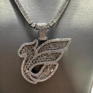 Pendentif Hip Hop personnalisé en argent 925, serti de moissanite ronde et d'émeraudes incolores, style dessin animé, pour les rappers. - Product Image 1