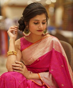 Sari de Seda Rosa con Borde Dorado, Traje Tradicional Indio para Bodas, para Mujer, Largo hasta el Suelo, Corte Regular - Product Image 2