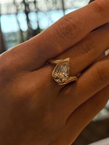 Anillo de Oro Amarillo de 14K con Diamante Cultivado en Laboratorio de 1 Ct, Corte Pera, Engaste de Garras, Claridad VVS+ Certificada por IGI, Diseño Minimalista para Mujer - Product Image 3