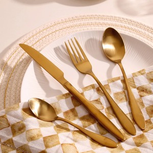 Ensemble de couverts modernes en métal pour présentation sur table, comprenant une cuillère et une fourchette, conçu pour une réception élégante - Product Image 3