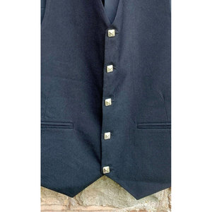 เสื้อกั๊กหรือเสื้อเวสต์สก็อตสีดำแบบคลาสสิก ทำมือตามสั่ง พร้อมกระเป๋าหน้า 2 ช่อง และกระดุมโลหะลายตราสัญลักษณ์ - Product Image 5